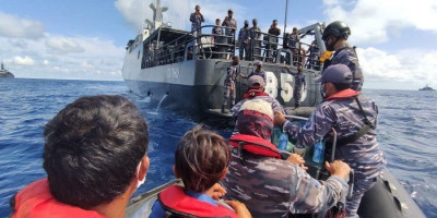 KRI Tatihu-853 Evakuasi ABK Kapal Bermuatan Kopra yang Tenggelam di Laut Halmahera Selatan 