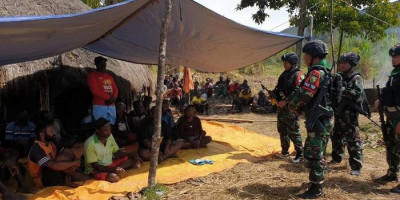 Satgas TNI Hadiri Acara Bakar Batu Meninggalnya Kepala Suku Walesi