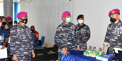 Wadan Pasmar 3 Tinjau Serbuan Vaksinasi TNI AL Kepada Masyarakat Maritim Di Pelabuhan Kota Sorong