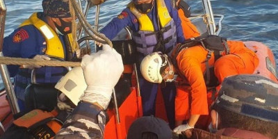 SPKKL Sambas Evakuasi 11 Korban Kapal Tenggelam di Perairan Kalbar
