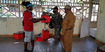 Satgas Yonif 751/VJS Hadiri Acara Pembagian Mesin Perahu untuk Enam Suku di Papua