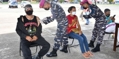 TNI AL Gelar Serbuan Vaksinasi Masyarakat Maritim di Kabupaten Sorong 