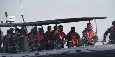 Wakasal Pimpin Serbuan Vaksin Masyarakat Maritim Oleh Prajurit Marinir Ke  Muara Gembong