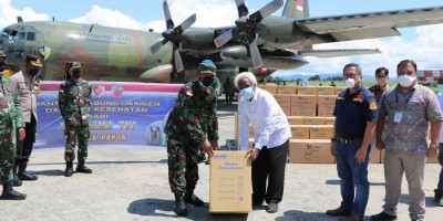 Panglima TNI Serahkan Bantuan Tabung Oksigen dan Alkes untuk Masyarakat Papua