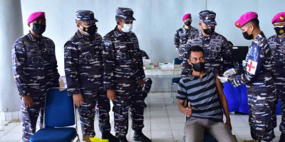 TNI AL Kembali Gelar Serbuan Vaksinasi Kepada Masyarakat Maritim Di Pelabuhan Umum Sorong