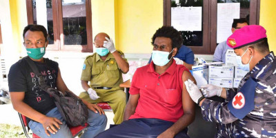 Ratusan Masyarakat Distrik Aimas Serbu Posko Vaksinasi TNI AL