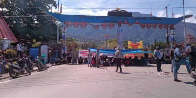Massa Kepung Kantor Bupati Jayapura, Mathius Awoitauw Sembunyi, Kok Yang Muncul  Wakapolres?