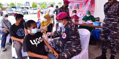 Gandeng Puskesmas Mariat, TNI AL Gelar Serbuan Vaksinasi ke Masyarakat Maritim