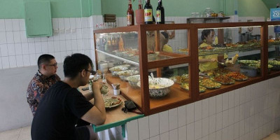 Aturan di Jakarta: Makan di Warteg Wajib Tunjukkan Sertifikat Vaksin
