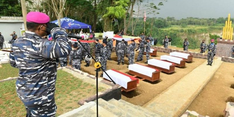 TNI AL Makamkan Secara Militer Jasad Korban Kekejaman Tentara Belanda 70 Tahun Lalu