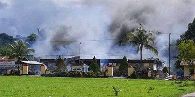 Temannya Kena Peluru, Sekelompok Pemuda Bakar Mapolsek Nimboran