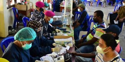 Bareng Puskemas Malawei, TNI AL Gelar Serbuan Vaksinasi di Distrik Sorong