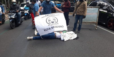 Usahanya Bangkrut Imbas PPKM, Pria Ini Gorok Leher dan Tusuk Perut Sendiri di Depan Gedung Pemkot Bandung  