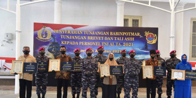 Dankormar Serahkan Tali Asih Kasal Kepada Anggotanya