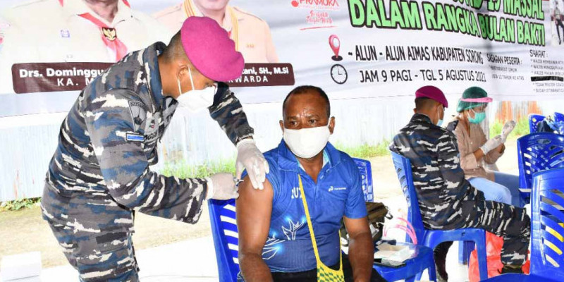 Korps Marinir TNI AL Gelar Serbuan Vaksinasi Massal Di Kota Sorong