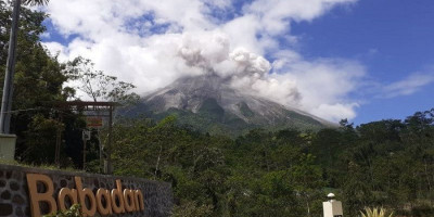 Awas, <i>Wedus Gembel</i> Gunung Merapi Sudah Sebabkan Hujan Abu Sejauh 3 Kilometer
