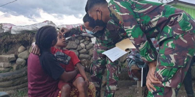 Masyarakat Pegunungan Tengah Papua Sambangi Pos TNI untuk Berobat