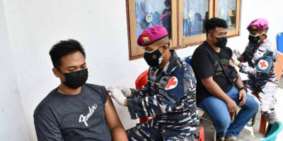 Pasmar 3 Bersama Unsur TNI AL Sorong Gelar Serbuan Vaksinasi Masyarakat Maritim