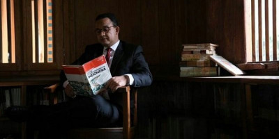 Usai Dengarkan Pidato Jokowi, Anies Baswedan Langsung Baca Buku Jenderal Besar AH Nasution