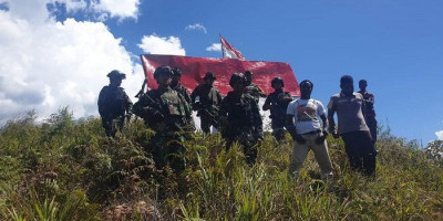 Peringati HUT RI, TNI/Polri dan Tokoh Masyarakat Napak Tilas di Puncak Tertinggi Distrik Kanggime