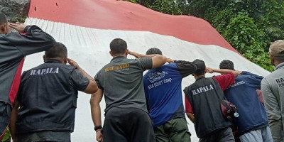 Bendera Merah Putih Raksasa Berkibar di Gunung Gajah Pemangkat Sambas