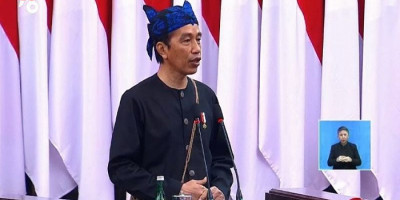 Ketika Jokowi Kenakan Pakaian Adat Suku Badui