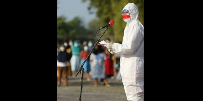 Kenakan Hazmat Lengkap, Ganjar Pranowo Jadi Inspektur Upacara HUT RI Bareng Pasien Covid-19