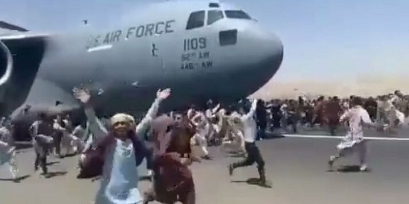Bergelantungan di Pesawat Amerika, 5 Warga Afghanistan Jatuh dari Ketinggian 