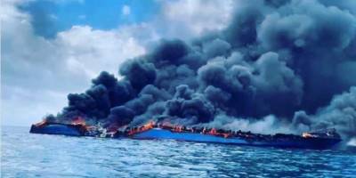 KM Bukit Sumber Poleang Terbakar Hingga Hangus Terbelah Dua, Penumpang dan ABK Langsung Loncak ke Laut