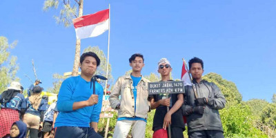 PMII Rayon Sunan Bonang Kibarkan Merah Putih di Puncak Gunung 