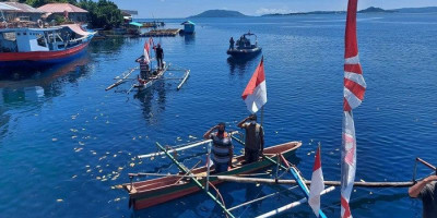 Kapal Patroli Bakamla Gelar Upacara HUT ke-76 RI Bersama Nelayan