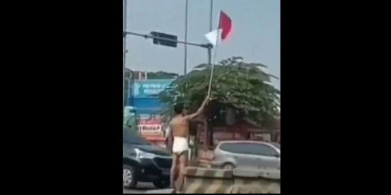 Pria Ini Nekat Kibarkan Bendera Merah Putih Hanya Pakai Popok Bayi, Viral!