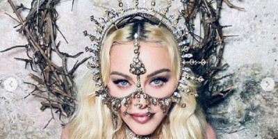 Madonna Pakai <i>Headpiece</i> Karya Perancang Indonesia di Ulang Tahun ke-63