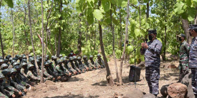 Kasal Makan Dan Sholat Berjamaah Bersama Siswa Dikko  Marinir