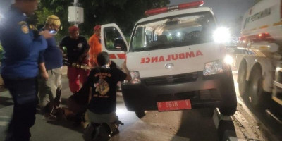 Lihat, Mobil Ambulans Berisi Jenazah Sampai Tersangkut di Trotoar 