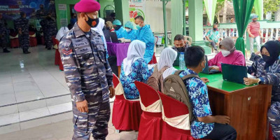 Prajurit Yonmarhanlan V Pasmar 2 Turut Mensukseskan Serbuan Vaksinasi Masyarakat Maritim