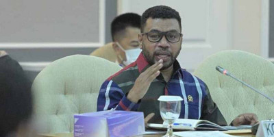 Filep Wamafma: Rakyat Papua Tidak Butuh Somasi, Rakyat Butuh Keterbukaan Informasi!