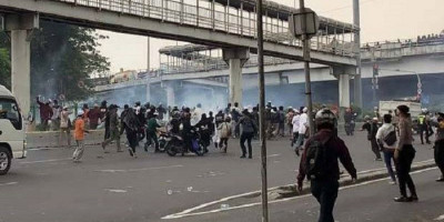 Ricuh Sidang Banding Habib Rizieq, Sejumlah Polisi Terluka Dilempar Batu 