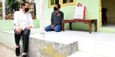 Saat Jokowi Duduk dan Berbincang di Teras Rumah Warga Kampung Pengampaan