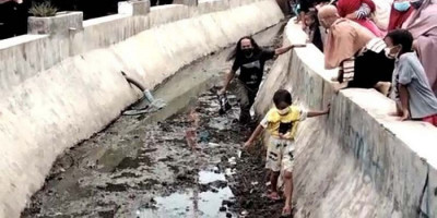 Jokowi Lempar Bingkisan untuk Warga, Fadli Zon: Mudah-mudahan Bukan Hobi dan Hiburan 
