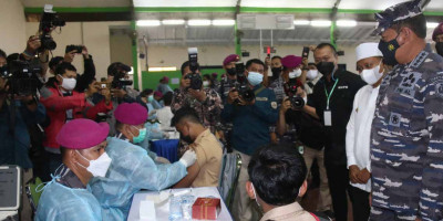 Korps Marinir TNI AL  Sasar Wilayah Pondok Pesantren Untuk Di Vaksin 