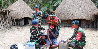 Tim Medis Lanud Silas Papare Laksanakan Vaksinasi Door To Door Hingga Pegunungan Tengah