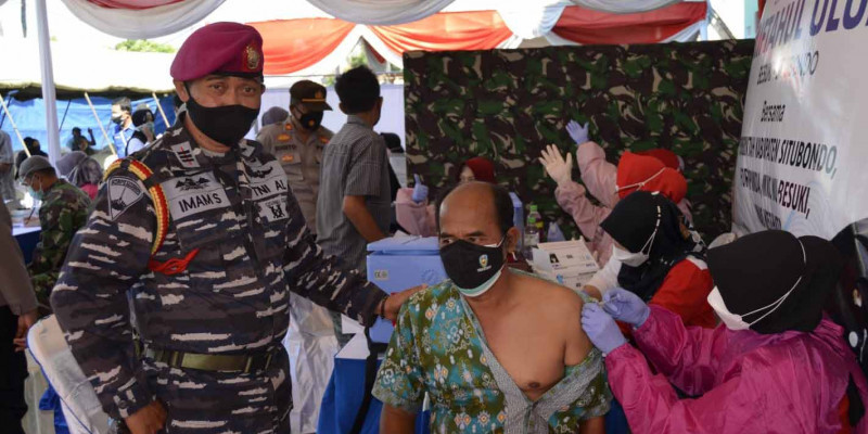 Prajurit Marinir TNI AL Puslatpurmar 5 Turut Dukung Vaksinasi Covid-19 Di Pondok Pesantren Miftahul Ulum