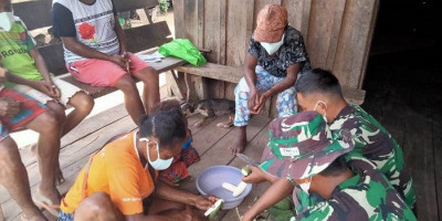 Berbagi Keterampilan di Tengah Pandemi, Satgas Yonif 512/QY Ajak Masyarakat Olah Pisang Jadi Makanan Ringan