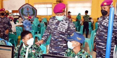 Pasmar 2 Korps Marinir Laksanakan Serbuan Vaksinasi di SMP Negeri 1 Sedati