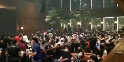 Beda Anies dan Riza Patria Soal Sanksi Pembekuan Resto Holywings