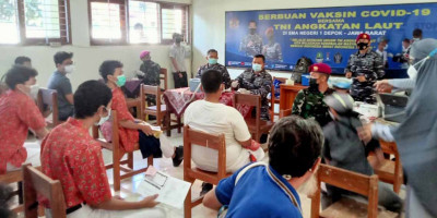 Jelang HUT TNI AL Ke-76, Lanmar Jakarta Gelar Vaksin Di SMA Negeri 1 Depok