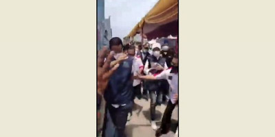 Detik-detik Gubernur Anies Baswedan Terperosok di Saluran Got
