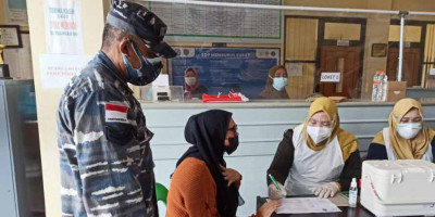 Tim Kesehatan Yonmarhanlan XIII Tarakan Berperan Aktif Dukung Serbuan Vaksin Lantamal XIII