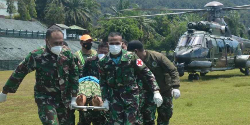 Aparat TNI Berhasil Evakuasi Nakes Korban Kekejaman KST Dari Distrik Kiwirok